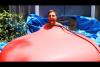 Embedded thumbnail for مغامر بريطاني يفجر بالونا ضخما وهو بداخله 